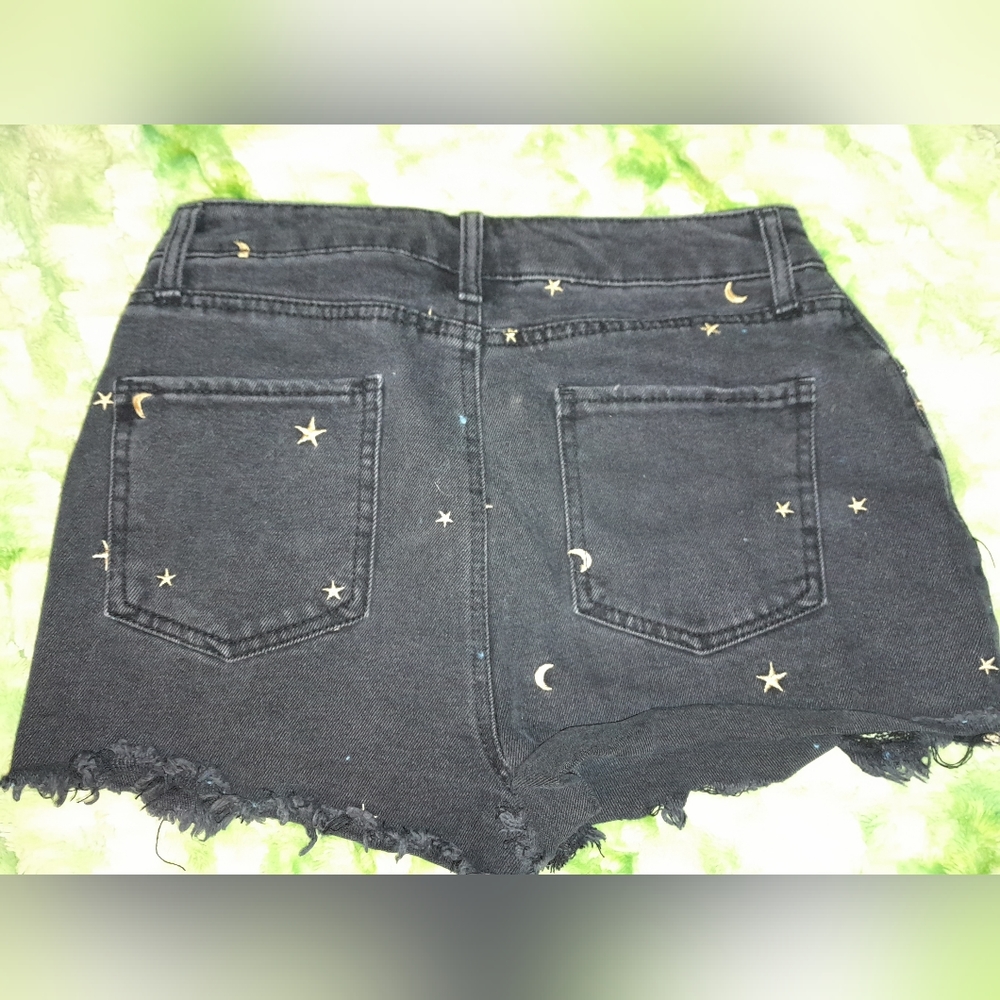 Shorts - Picture 2 of 6